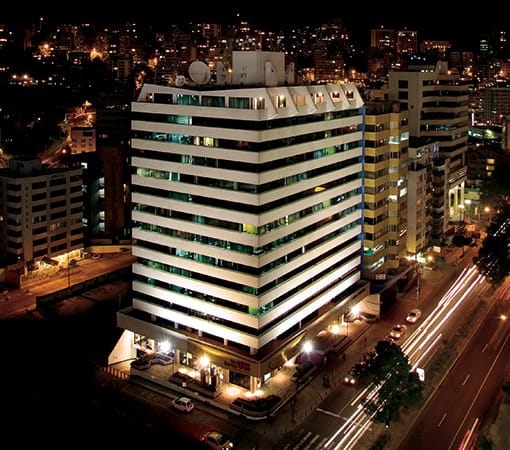 Edificio Pucará de noche, sede del estudio en Quito